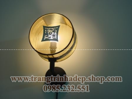 den-treo-tuong-khung-go-mau-02-trangtrinhadepshop